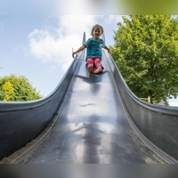 Gefahr für Kinder: Auch Spielgeräte wie Metallrutschen können sich bei direkter Sonneneinstrahlung stark aufheizen. (Foto: Christin Klose/dpa-tmn)