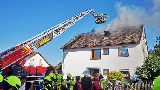 Mit einer Drehleiter bekämpfte die Feuerwehr in Rothenburg den Brand. (Foto: Jürgen Binder)