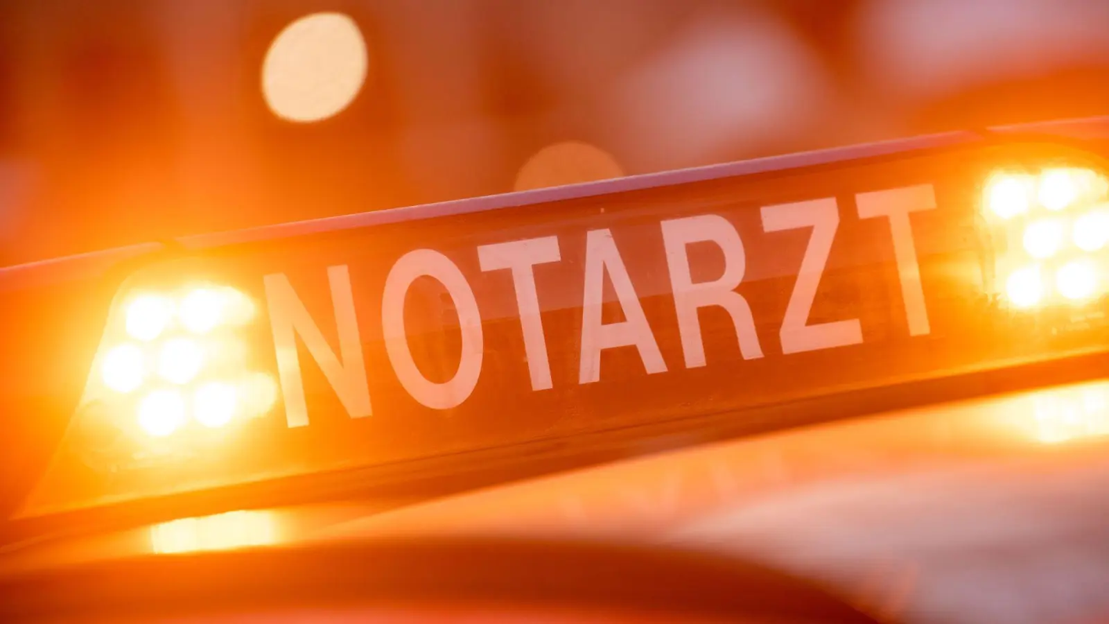 Der Notarzt konnte dem Motorradfahrer nicht mehr helfen. (Symbolbild) (Foto: Lino Mirgeler/dpa)