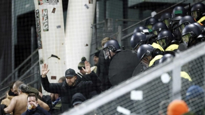 Polizei im Block: Über 300 Fans des KRC Genk mussten nach dem Einsatz das Stadion verlassen. (Foto: Robin Van Lonkhuijsen/ANP/dpa)