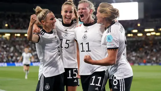 Alexandra Popp (2.vr) jubelt mit ihren Teamkolleginnen. Sie und vier weitere deutsche Spielerinnen wurde als Teil der beste WM-Elf ausgezeichnet. (Foto: Nick Potts/PA Wire/dpa)