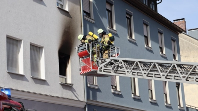 Ein rußgeschwärztes Fenster zeugt an dem Wohnhaus von dem Brand in Ansbach. (Foto: Antonia Müller)