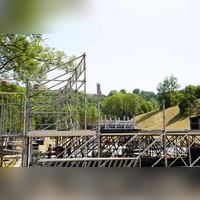 Die Hauptbühne auf der Eiswiese wächst. Zahlreiche Helferinnen und Helfer arbeiten aktuell bei hochsommerlichen Temperaturen.  (Foto: Simone Hedler)