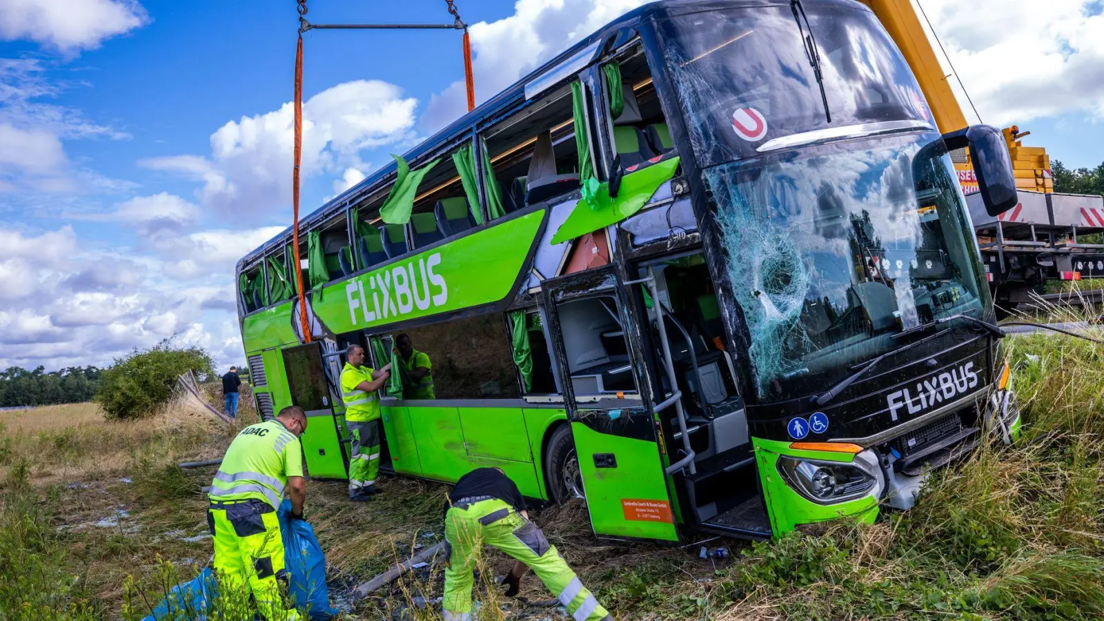 Per Kran sollte der verunfallte Bus geborgen werden. (Foto: Jens Büttner/dpa)