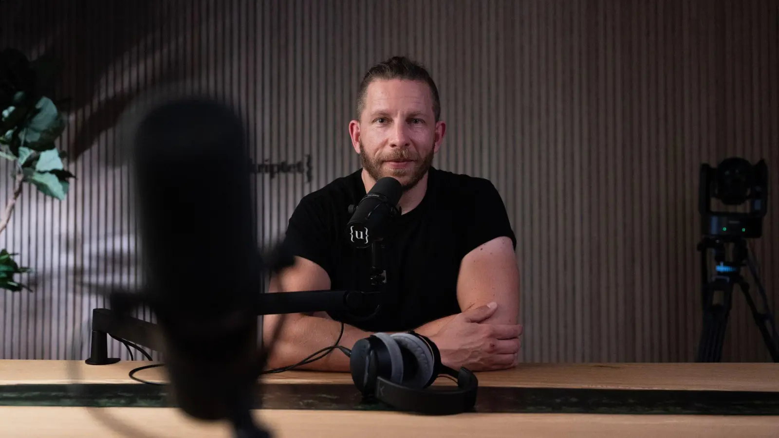 Berndt nimmt mitunter zwei Podcasts an einem Tag in seinem Studio in einem Kölner Vorort auf (Archivbild). (Foto: Rolf Vennenbernd/dpa)