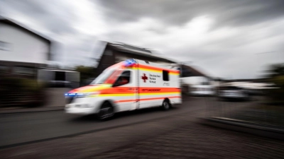 Insgesamt sieben Verletzte mussten nach einem Autounfall in Dombühl in Krankenhäuser gebracht werden. (Symbolbild: Boris Roessler/dpa)