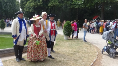 In den Alleen des Hofgartens werden am 7. Juli – wie hier bei den Rokoko-Festspielen – Mitwirkende des Heimatvereins in historischen Kostümen flanieren. (Foto: Florian Pöhlmann)