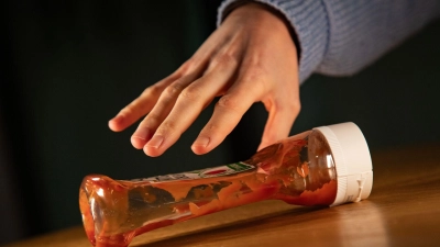Flasche leer? Mit einem Trick soll sich auch der letzte Rest Ketchup herausholen lassen. (Foto: Christin Klose/dpa-tmn)