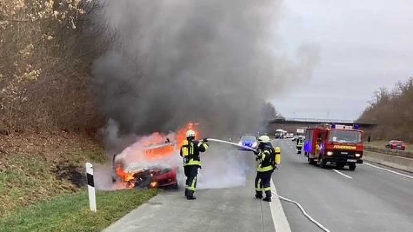 Die Feuerwehren aus Gollhofen und Uffenheim löschten den brennenden Pkw auf dem Standstreifen.  (Foto: Feuerwehr Gollhofen)