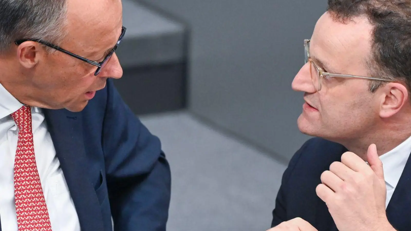 Kanzler Merz stellt sich hinter Unionsfraktionschef Spahn. (Foto: Katharina Kausche/dpa)