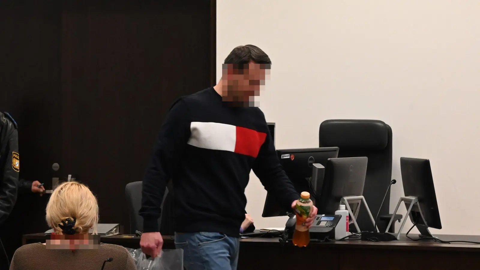 Wiedersehen im Gerichtssaal. Das Einbrecher-Duo würdigte sich im Landgericht in Nürnberg keines Blicks. (Foto: Manfred Blendinger)