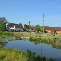 Auf dem Dorfplatz in Wittelshofen, in etwa der geografischen Mitte der ehemaligen drei Dekanate Dinkelsbühl, Feuchtwangen und Wassertrüdingen, findet am Sonntag, 12. Juli, das Dekanatsgründungsfest statt. (Foto: Peter Tippl)