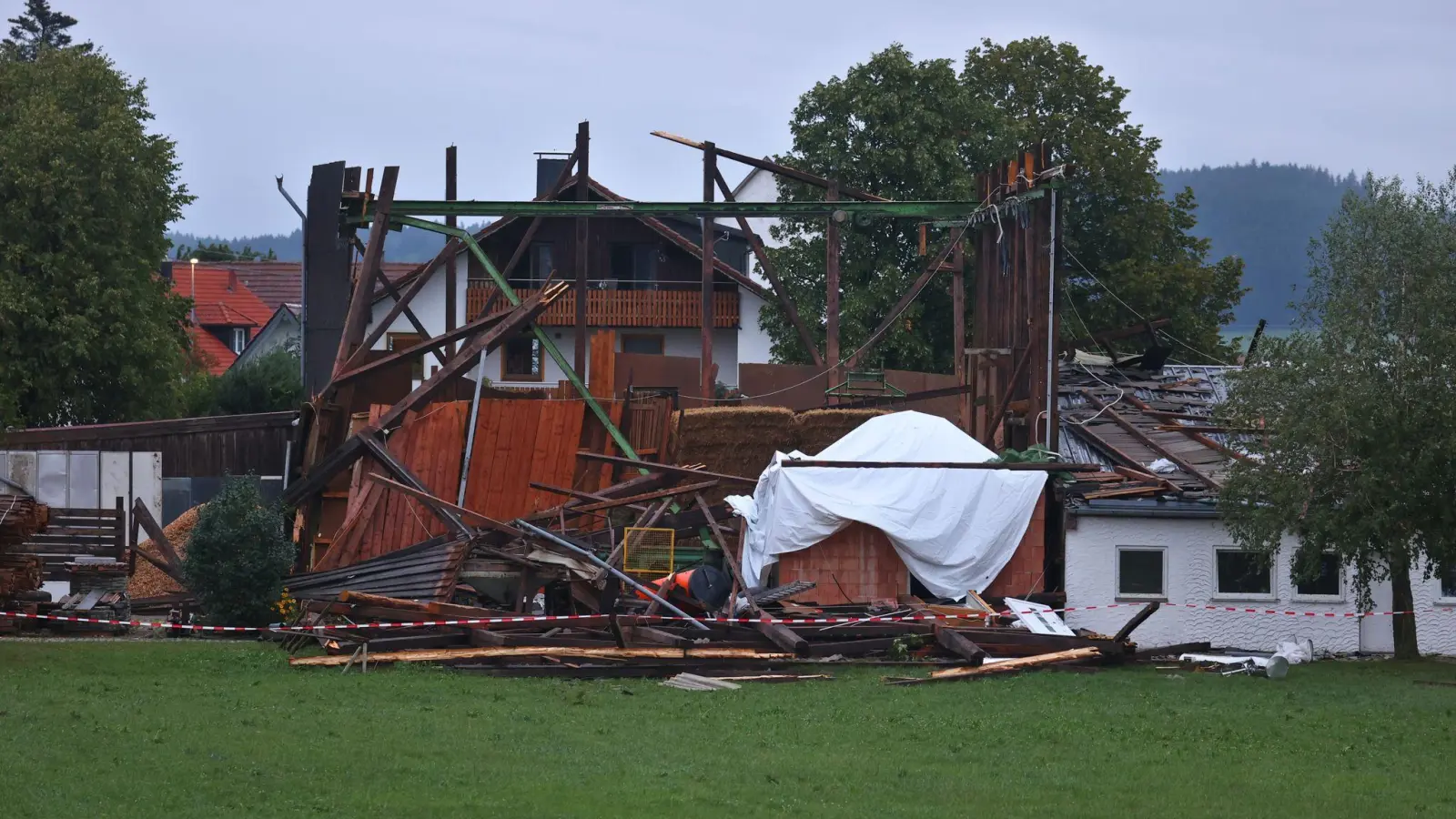 Die Überreste einer Lagerhalle sind nach einem Sturm zu sehen. (Foto: Karl-Josef Hildenbrand/dpa/Archivbild)