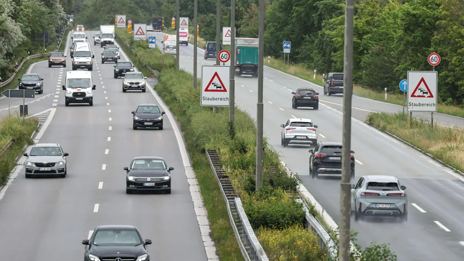 Etwa 60.000 Fahrzeuge aus Nürnberg und der Metropolregion rollen nach Angaben der Stadt täglich über die Verkehrsachse. (Archivbild) (Foto: Daniel Löb/dpa)
