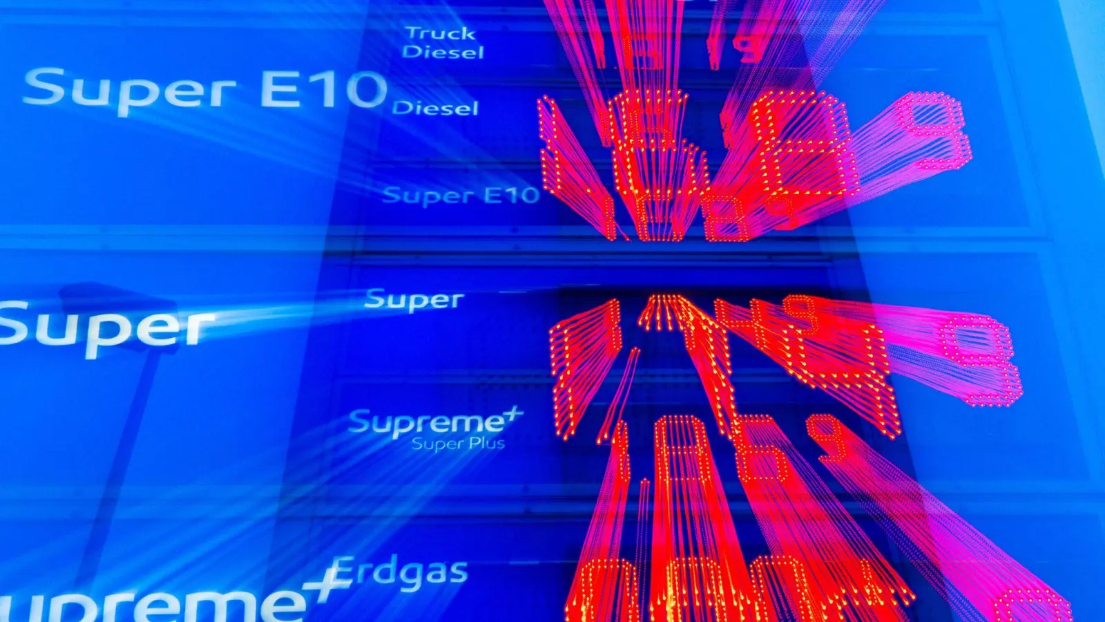 Die Spritpreise variieren derzeit stark zwischen den Regionen. (Archivbild)  (Foto: Jens Büttner/dpa)