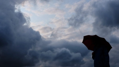 Das Sturmtief hat in mehreren Ländern Auswirkungen auf den Verkehr. (Symbolbild) (Foto: Martin Gerten/dpa)