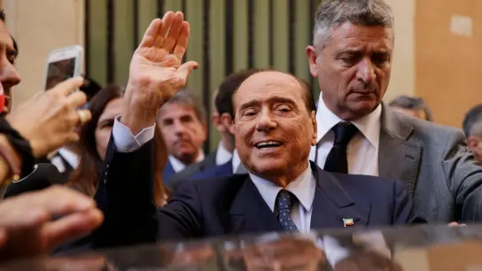 Italiens Ex-Ministerpräsident Silvio Berlusconi wird in Rom von Journalisten umringt. (Foto: Cecilia Fabiano/LaPresse via ZUMA Press/dpa)