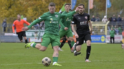 Bastian Herzner (am Ball, hier noch im Trikot der SpVgg Ansbach) wechselt zum TSV Marktbergel. (Foto: Martin Rügner)