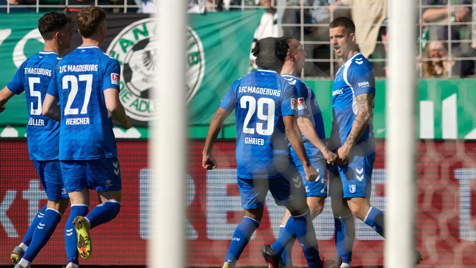 Die Spieler des 1. FC Magdeburg bejubeln das erste von zwei Toren von Mateusz Zukowski (r.). (Foto: Bernd Thissen/dpa)