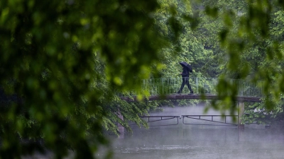 In Köln war der Samstag schon kräftig nass.  (Foto: Rolf Vennenbernd/dpa)