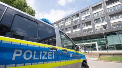 Ein Polizeiwagen steht vor dem Polizeipräsidium Frankfurt. (Foto: Boris Roessler/dpa)
