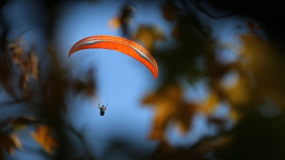 Mit seinem Gleitschirm flog ein Mann über 270 Kilometer weit.  (Foto: Karl-Josef Hildenbrand/dpa)