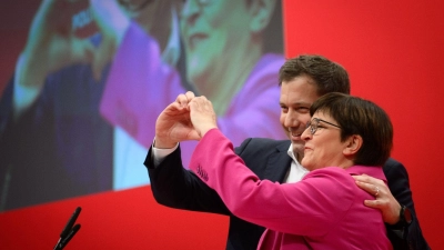 Bleiben an der Spitze der Partei: Lars Klingbeil und Saskia Esken nach ihrer Wiederwahl. (Foto: Bernd von Jutrczenka/dpa)