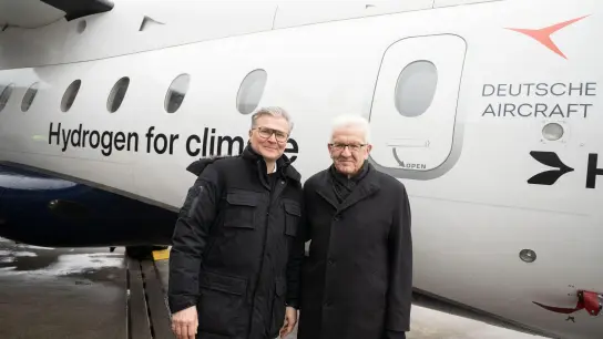 Josef Kallo (l), CEO der H2Fly mit Ministerpräsident Winfried Kretschmann auf dem Flughafen Stuttgart. (Foto: Marijan Murat/dpa)