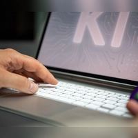 Wer generative Künstliche Intelligenz für Hausarbeiten nutzt und dies verschweigt, riskiert das Nichtbestehen der Prüfung. (Foto: Nico Tapia/dpa-tmn)