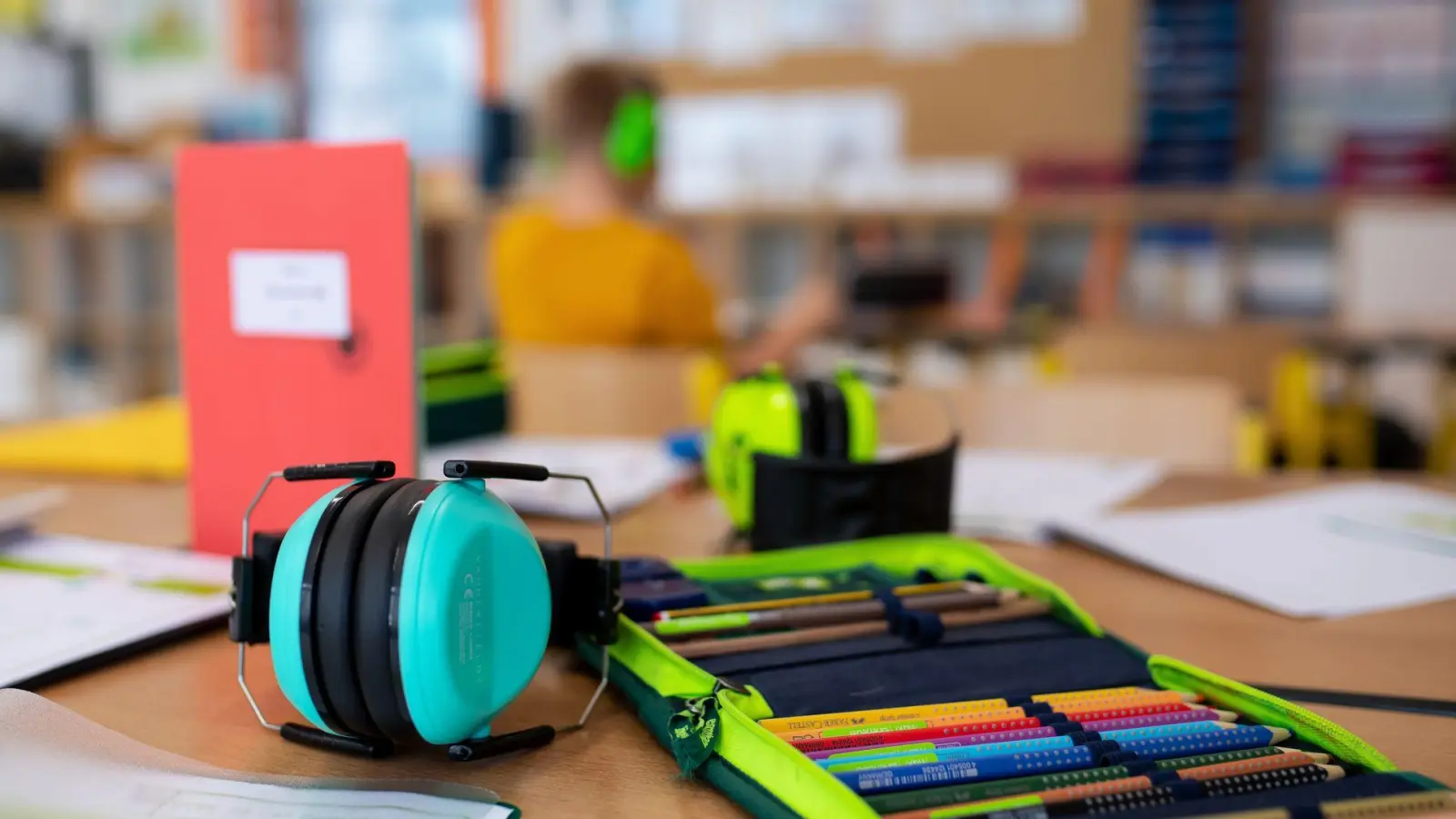 Wenn die Schule wieder losgeht, tauchen auch die alten Fragen wieder auf: Wie viele Proben sind erlaubt? Was ist mit Nachsitzen? (Symbolbild) (Foto: Sven Hoppe/dpa)