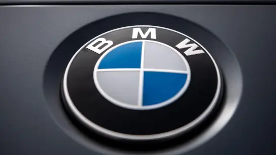 Das Logo des Münchner Autobauers BMW ist auf einem Auto zu sehen. (Foto: Sina Schuldt/dpa/Archivbild)