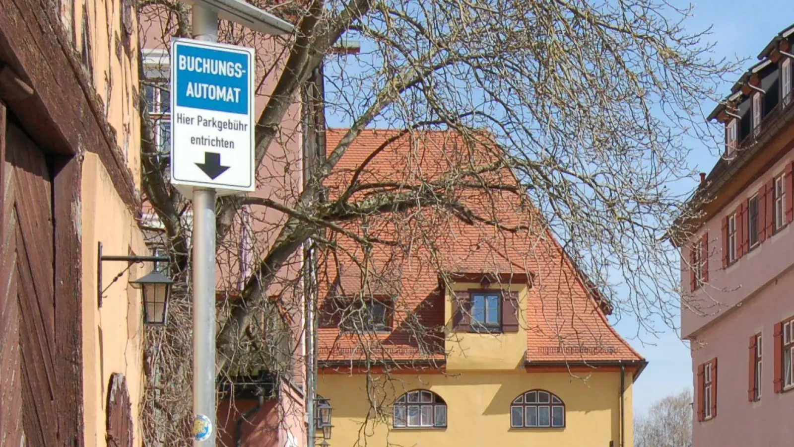 Wer in der Altstadt werktags längere Zeit parken will, muss dafür zahlen. Der Sonntag war bislang kostenfrei. Dies soll sich aber ändern. (Foto: Markus Weinzierl)