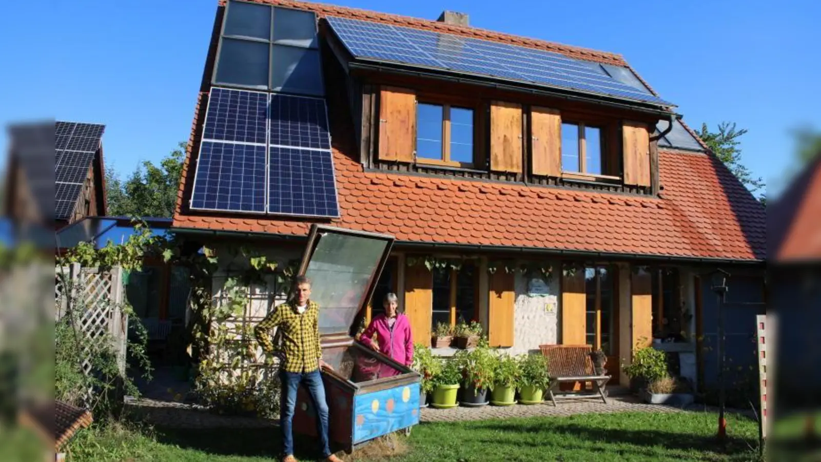 Gerhard und Helga Bauer haben in den 1990er-Jahren in Leutershausen ein nach baubiologischen Kriterien errichtetes Sonnenenergiehaus errichtet. Ihre vierköpfige Familie hat den geringsten Energieverbrauch im Ort.  (Foto  : Kristina Schmidl)