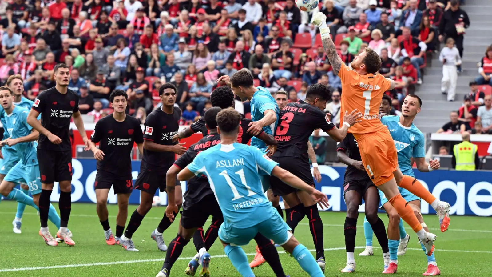 Torwart Mark Flekken war in der ersten Halbzeit mehrfach gefragt.  (Foto: Federico Gambarini/dpa)