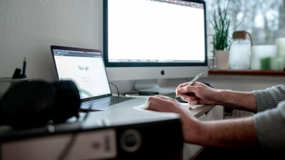 Wer häufig im Homeoffice arbeitet, sollte seinen Stromverbrauch im Blick behalten. (Foto: Fabian Strauch/dpa/dpa-tmn)