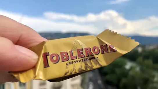 Weil die Toblerone-Schokolade bald teilweise in der Slowakei hergestellt wird, darf nicht mehr die Bezeichnung „Toblerone - of Switzerland“ auf der Verpackung stehen. (Foto: Christiane Oelrich/dpa)