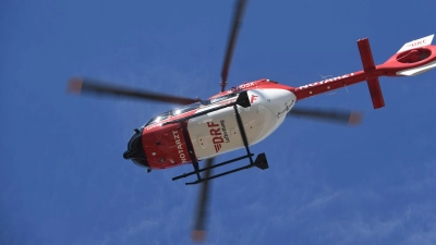 Ein Rettungshubschrauber fliegt am Himmel. (Foto: Stefan Sauer/dpa-Zentralbild/ZB/Symbolbild)