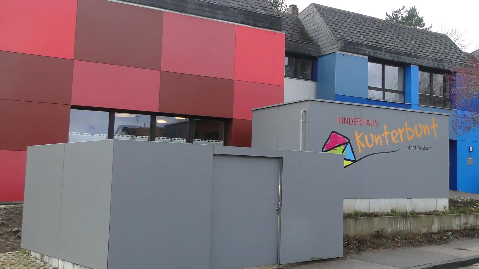 Bunte Fassade, schlechte Hygiene? Der Elternbeirat der städtischen Kita Kinderhaus Kunterbunt wünscht sich regelmäßige Kontrollen des Reinigungspersonals. (Foto: Winfried Vennemann)
