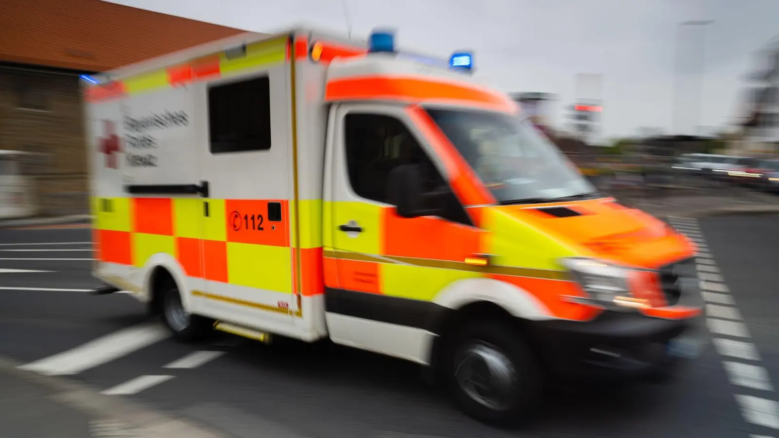 Stark unterkühlt wird der ältere Mann in ein Krankenhaus gebracht. (Symbolbild) (Foto: Nicolas Armer/dpa)