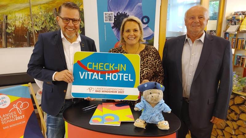 Rüdiger Eckardt sowie Caroline und Otto Weigand (von links) freuen sich über die Kooperation von Landesgartenschau und Vital Hotel. (Foto: Katrin Merklein)