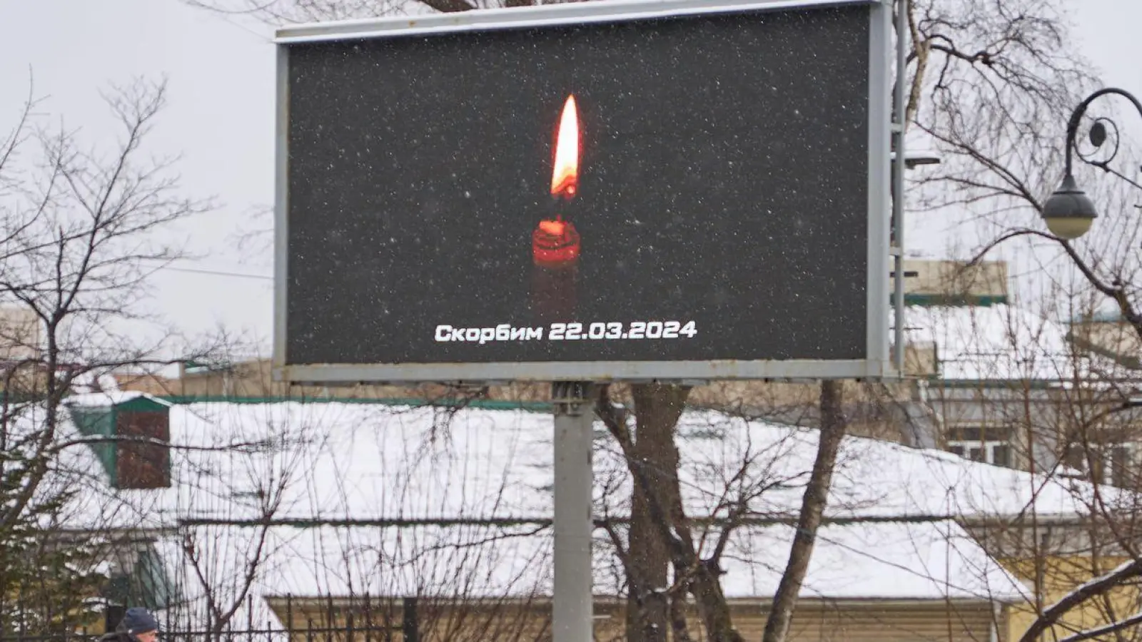 Eine Anzeigetaffel zeigt auf der Straße eine Kerze zum Gedenken der Opfer. Bei dem mutmaßlichen Terroranschlag auf eine Veranstaltungshalle am Stadtrand von Moskau sind mehr als 60 Menschen getötet worden. (Foto: Guo Feizhou/XinHua/dpa)