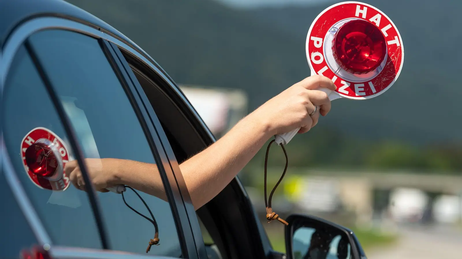 Die Polizei entdeckte im Motorraum eines Autos auf der A3 bei Passau Drogen. (Symbolfoto) (Foto: Peter Kneffel/dpa)