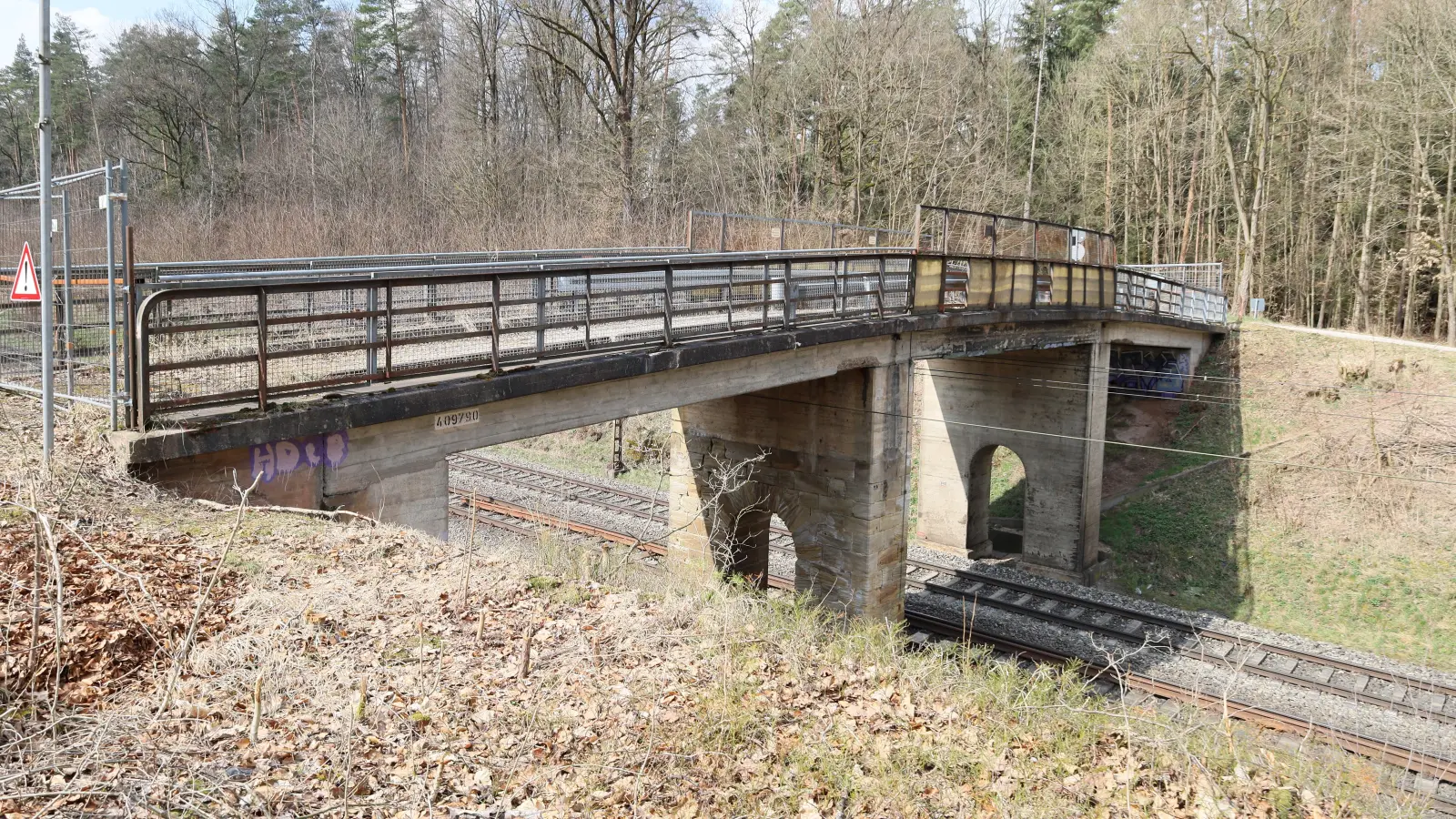 Die Eisenbahnbrücke, die Wicklesgreuth und Petersaurach verband, wird Ende Mai endgültig abgebrochen. (Foto: Alexander Biernoth)