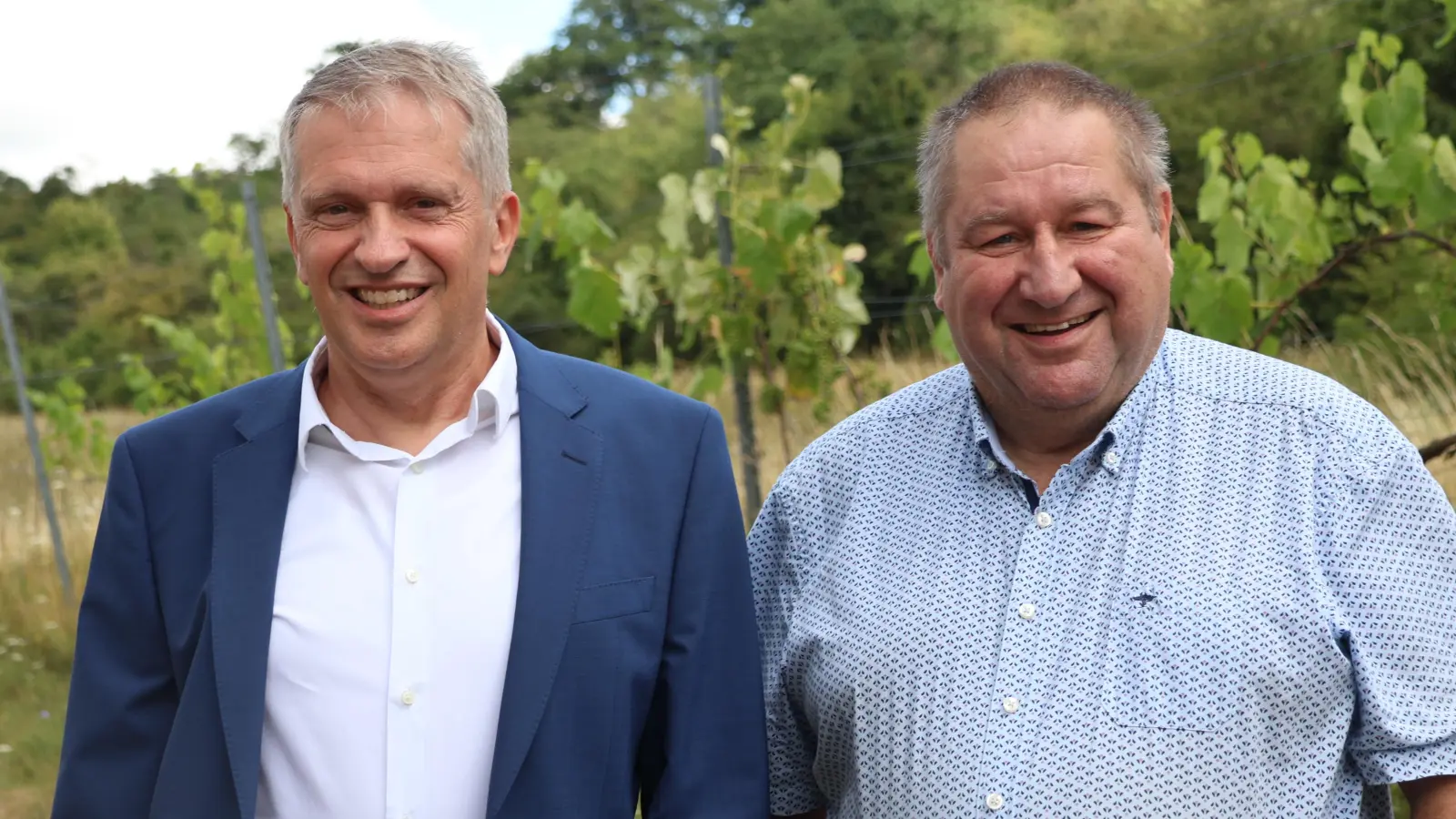 Klaus Luckert (links) und ÜWG-Obmann Dr. Gerhard Heim sind sich einig: Der amtierende Vizebürgermeister soll bei den kommenden Wahlen für die Überparteilichen antreten. (Foto: Andreas Reum)