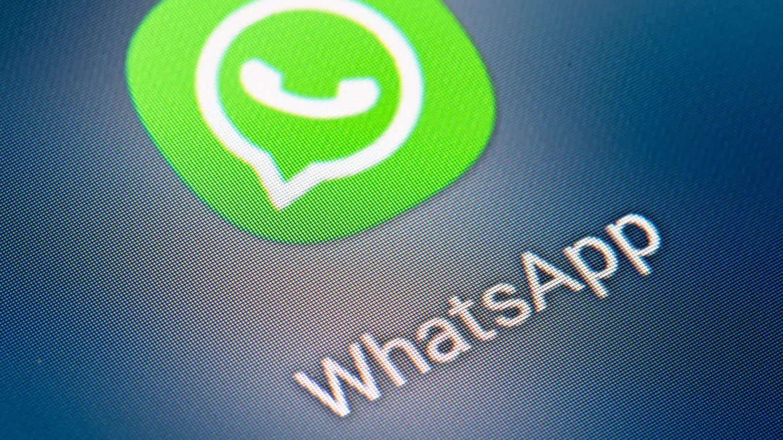 WhatsApp gehört seit 2014 zum Facebook-Konzern. (Archivbild) (Foto: Fabian Sommer/dpa)