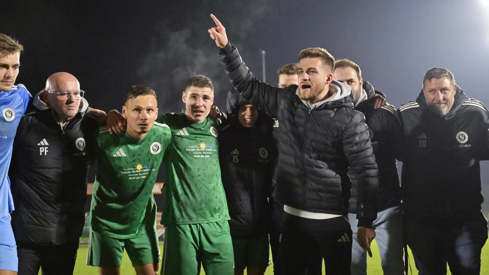 Nach dem Sieg gegen Wacker Burghausen schwörte Trainer Niklas Reutelhuber (vorne) seine Ansbacher bereits auf das Spiel bei den Würzburger Kickers ein. (Foto: Martin Rügner)