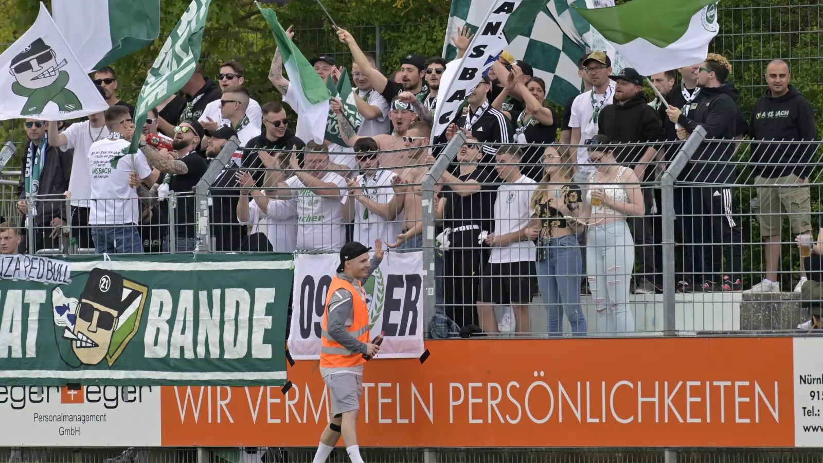 Nicht mehr in oranger Weste, sondern endlich wieder im Trikot wird sich der lange verletzte Patrick Kroiß den Ansbacher Fans präsentieren. (Foto: Martin Rügner)