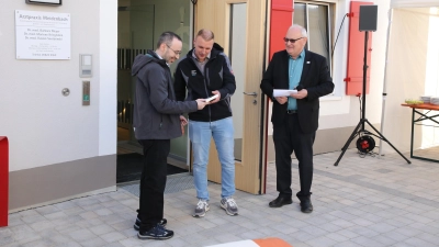 Freude über die Schlüsselübergabe für das neue Ärztehaus in Weidenbach (von links): Dr. Ruslan Serebrinski, Architekt Maximilian Preiß und Bürgermeister Willi Albrecht. (Foto: Alexander Biernoth)