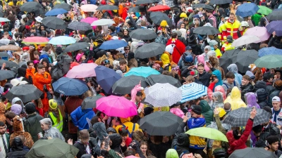 Die Wetteraussichten für Weiberfastnacht sind ziemlich schlecht. (Archivbild) (Foto: Thomas Banneyer/dpa)
