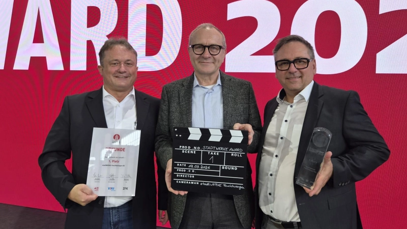 Stolzes Feuchtwanger Sieger-Team (von links): Thomas Stöhr, kaufmännischer Werkleiter, Bürgermeister Dr. Ulrich Grünwald und Technischer Leiter Lothar Beckler. (Foto: Jonathan Goepfert)